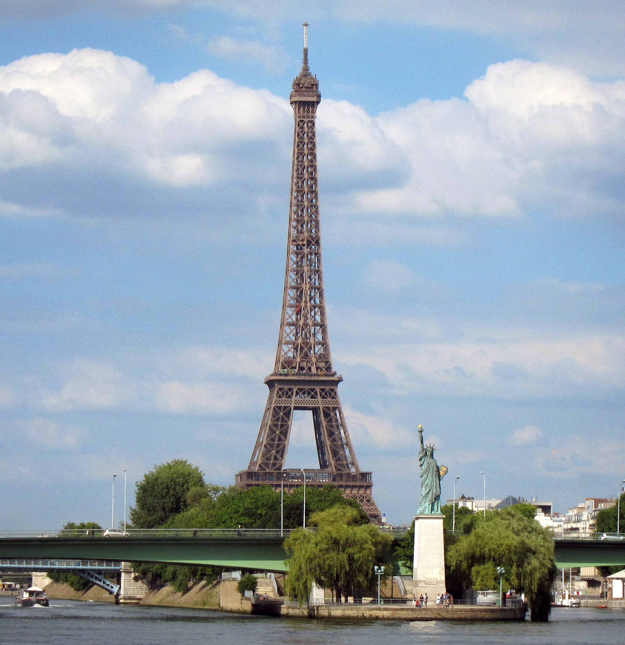 Collection 100+ Images statue of liberty next to eiffel tower Latest